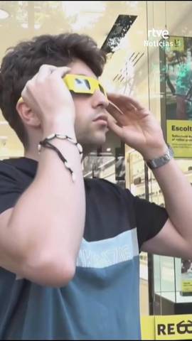 La venta de gafas homologadas se dispara con la llegada del eclipse.