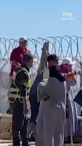 En Castillejos, en el lado marroqu� de la frontera, muchos esperan noticias de familiares o amigos que trataron de llegar a Ceuta y de los que a�n no saben nada