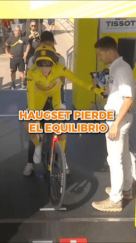  La noruega Sigrid Haugset pierde el equilibrio en su salida de la 4ª etapa del @letourfemmes