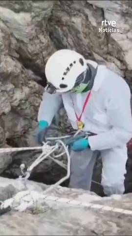  Un grupo de monta�eros ha retirado una tonelada de residuos de una sima situada a m�s de 2.000 metros de altitud en los Picos de Europa.