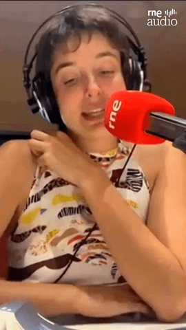 @sandraadelaporte nos recita el poema ‘Ella’ en @mananamas_rne
