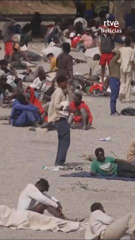 En la playa del Trampol�n, en Ceuta, siguen decenas de inmigrantes, la mayor�a subsaharianos, tras la entrada masiva de la semana pasada.