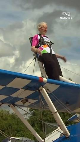 Una mujer brit�nica de 97 a�os bate su propio r�cord mundial como la mujer de mayor edad en realizar una caminata sobre las alas de un avi�n (wing walking).