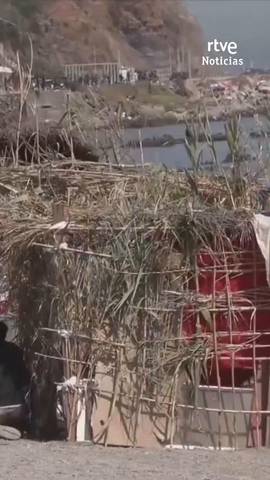 Decenas de migrantes, la mayor�a subsaharianos, se encuentran en una especie de campamento improvisado en la playa del Trampol�n, en Ceuta.