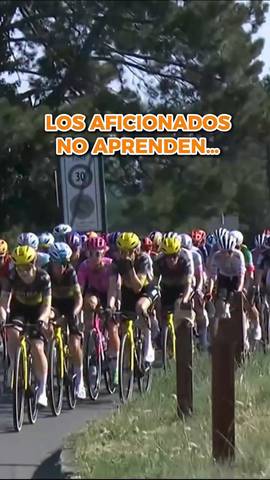 Por salir en la tele, casi tira un pelotón.