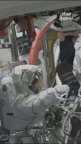 As� salen los dos astronautas, Anil Menon y Sophie Adenot, a trabajar en el exterior de la Estaci�n Espacial Internacional, a m�s de 400 kil�metros de la Tierra.
