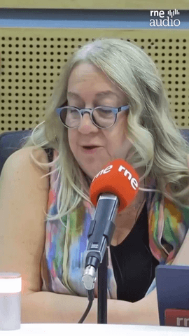  Nos acercamos en @lasmananasrne a la pianista y compositora Elsa Muñiz @elsapianomusic, que lleva el piano muy lejos.