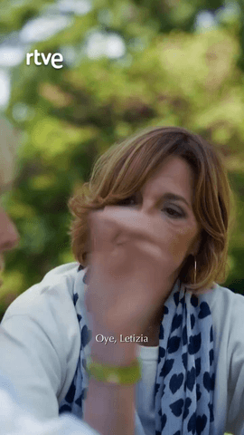  Almudena Ariza (@almudena.ariza ) recuerda a la reina Letizia en su faceta de periodista a la que, como a ella, lo que más le gustaba era informar a pie de calle #MiláAriza