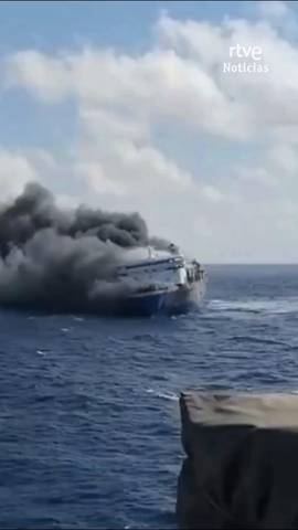 Al menos cinco muertos y 41 desaparecidos en el incendio de un ferry en Indonesia.