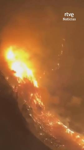 En Indonesia ha cerrado el Parque Nacional del Monte Bromo, el volc�n m�s visitado del pa�s, por un incendio forestal que se ha extendido por la caldera de este volc�n activo.