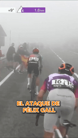  El ataque del austríaco Félix Gall entre la niebla que le valió meta, etapa y liderato