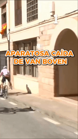 Ca�da muy aparatosa de Luca Van Boven en La Vuelta