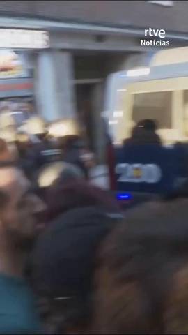 Momentos de tensi�n entre la Polic�a y los manifestantes frente a la casa de Maricarmen, una mujer de 87 a�os con un 50% de discapacidad que afronta su cuarto intento de desahucio.