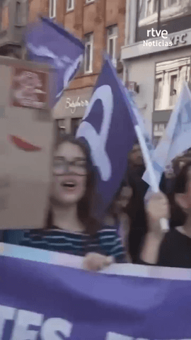  Mientras Macron est� en Espa�a, m�s de 200.000 personas se protestan contra los recortes en Francia.