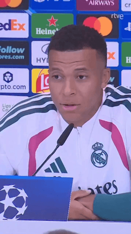El francés Kylian Mbappé, futbolista del Real Madrid, reivindicó sus virtudes a la hora de compararlo con otros atacantes que ayudan más en las tareas defensivas del equipo.