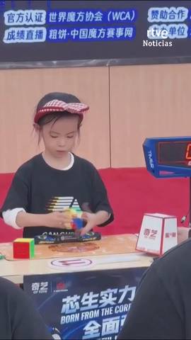 Una ni�a china de solo seis a�os se convierte en la m�s r�pida del mundo en resolver el cubo de Rubik.