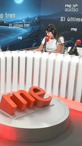 Elvira Sastre vuelve a subirse a @elultimotrenrne para hablarnos del fin del verano y del regreso.