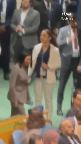 La presidenta de Venezuela, Delcy Rodr�guez, se ha acercado a Pedro S�nchez en la sesi�n inaugural de la Asamblea General de la ONU para pedirle que sigan hablando de la situaci�n en su pa�s.