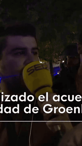 Unas 500 personas se han concentrado este martes frente a la vivienda de Maricarmen, una mujer con discapacidad de 87 a�os que va a ser desahuciada por un fondo de inversi�n.