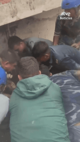 Diez d�as despu�s de la enorme riada en el Himalaya, a�n hay esperanza.