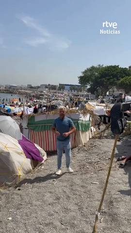 Chabolas, mezquitas improvisadas y barber�as sobre la arena: la playa del Trampol�n, de oasis familiar a ciudad de migrantes.