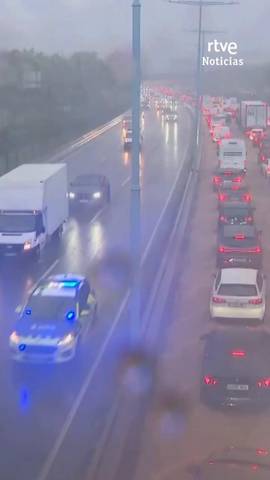 Catalu�a amanecen con las consecuencias del temporal, que ha golpeado especialmente Barcelona y su �rea metropolitana, el Pened�s y las comarcas de Girona.