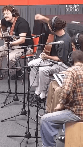 Hacen canciones tristes para cantarlas contentos