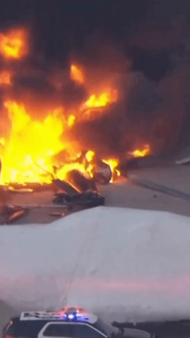 Tres personas han muerto despu�s de que un helic�ptero se estrellara en las afueras de Los �ngeles, seg�n han informado los bomberos de la ciudad #noticias #losangeles #accidente #sucesos