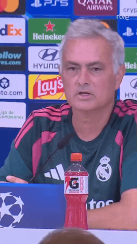 El portugués José Mourinho, entrenador del Real Madrid, encara el partido ante el Inter Milán de este martes, con el objetivo de “ganar”, más allá de “jugar bien”, y no ha dejado pasar la oportunidad de acordarse de la derrota liguera en casa del Betis y de la polémica arbitral.