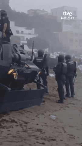 La Polic�a Nacional ha iniciado la segunda fase del desalojo de migrantes de la playa de El Trampol�n, en Ceuta, donde han permanecido asentadas m�s de 3.000 personas desde la entrada masiva e ilegal de finales de julio.