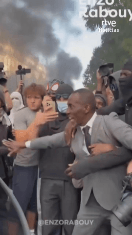 Este es el momento en el que el alcalde de Saint-Denis, Bally Bagayoko, acaba gaseado por la polic�a durante una de las marchas estudiantiles del pasado martes en Francia.
