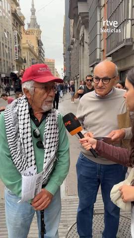 La gente mayor se solidariza con los acampados por el derecho a la vivienda.