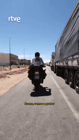 Charly Sinewan @charlysinewan continúa su aventura, esta vez por Mauritania, en una ruta de arena, calor y pocas certezas con muchos encuentros inesperados 