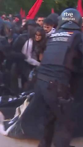 Al menos 4 detenidos y varios heridos trasladados al hospital tras las cargas policiales en la Complutense de Madrid, que junto a la universidad Rey Juan Carlos se han unido a la huelga indefinida de los profesores de la comunidad.