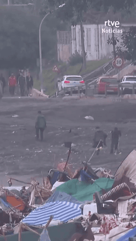 Los equipos de limpieza han retirado cerca de 200 toneladas de residuos de la playa del Trampol�n tras su desalojo.
