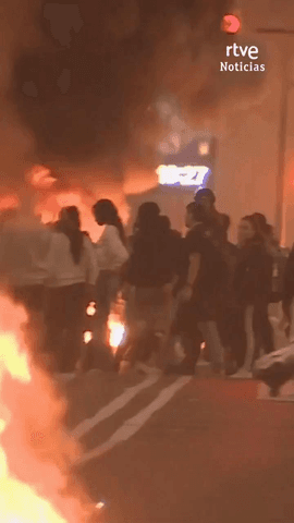Al menos 19 detenidos tras los violentos disturbios en Bilbao con quema de coches y ataques al mobiliario urbano.