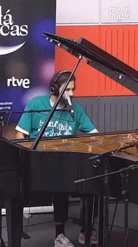 Salvador Sobral abre una nueva etapa musical con 'A Flor do Recome�o'.