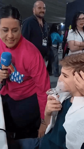 Lucas se pone guapo para el ensayo general.