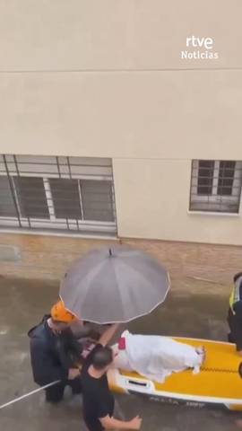 La Polic�a Nacional ha logrado rescatar a una anciana de 93 a�os que hab�a quedado atrapada en su casa de Gand�a, en Valencia, en pleno temporal, utilizando una tabla de p�del surf.
