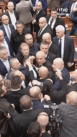 Forcejeos y empujones entre los diputados del Parlamento de Albania.