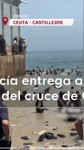 Un nuevo informe de la Polic�a retrata la pasividad de los gendarmes marroqu�es durante el asalto a Ceuta.