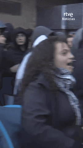 La Ertzaintza ha cargado contra miembros de la acampada por la vivienda que trataban de impedir que se ejecutara un desahucio en Vitoria.