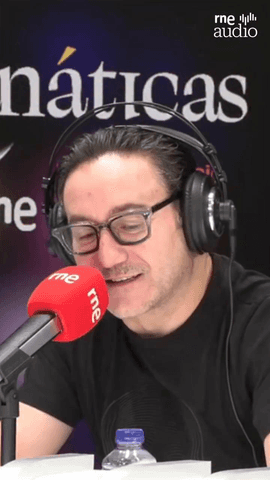 Este viernes, en @lunaticasrne , tenemos a un invitado muy polifac�tico: Carlos Santos.