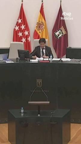 En el pleno del Ayuntamiento de Madrid, activistas afectados por el precio de la vivienda han protestado desde la tribuna de invitados.