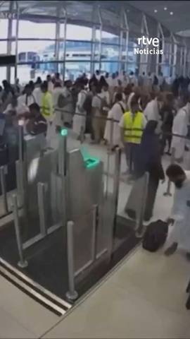  Al menos un muerto y una decena de heridos en un bombardeo de los Hut�es de Yemen sobre un aeropuerto de Riad, en Arabia Saud�.