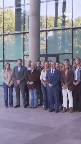 Minuto de silencio por Maricarmen en el exterior de la Asamblea de Madrid, con la presencia de M�s Madrid y PSOE.
