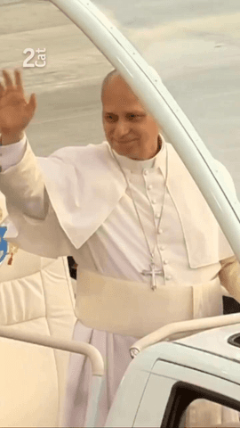  El papa Lle� XIV entra a l'Estadi Ol�mpic Llu�s Companys en papam�bil.