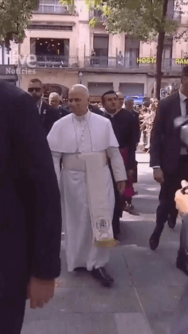  El papa Lle� XIV visita l'Esgl�sia de Sant Agust� del barri del Raval per con�ixer de prop la tasca social amb persones vulnerables, de la m� de C�ritas, Obinso i Adoratrius.