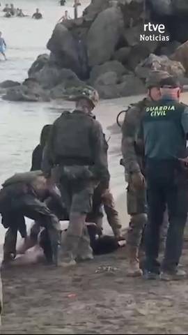 Defensa cancela los permisos a los militares desplegados en Ceuta ante la posibilidad de que se produzcan nuevos intentos de entradas masivas.
