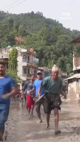 Las autoridades nepal�es han alertado de que el nivel del r�o Bhote Koshi est� subiendo y han pedido a residentes y equipos de emergencia que se dirijan a lugares elevados.